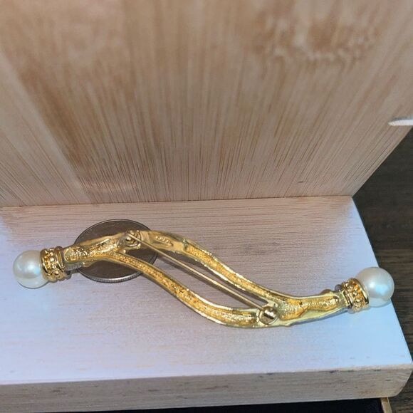 Vintage Avon long gold tone brooch - Picture 2 of 3